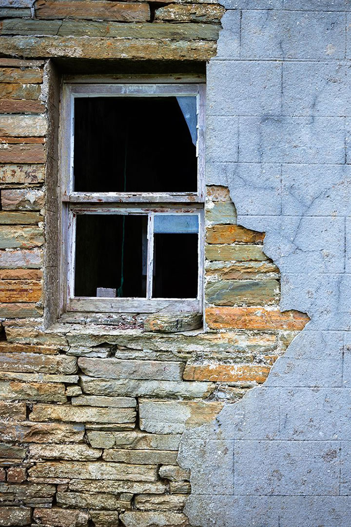 Progressing decay of a house on Cava