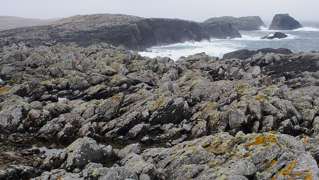 Rock girdle in the Out Skerries with a view of Stoura Stack photo © Julian Paren