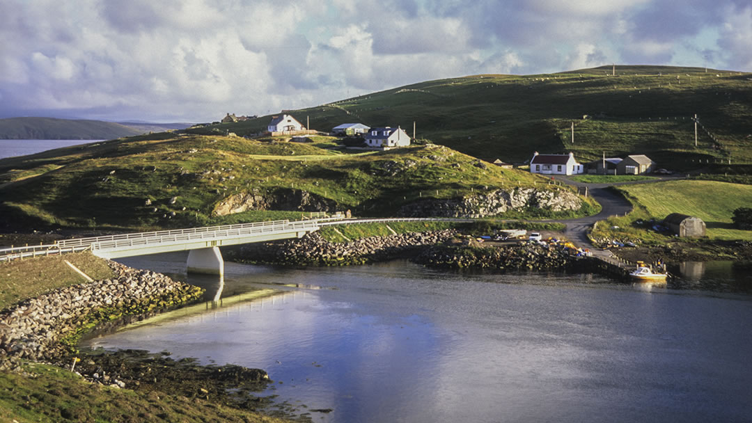 The bridge over to Muckle Roe