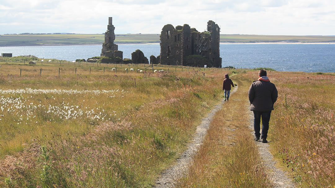 Walking to Castle Sinclair Girnigoe in Caithness