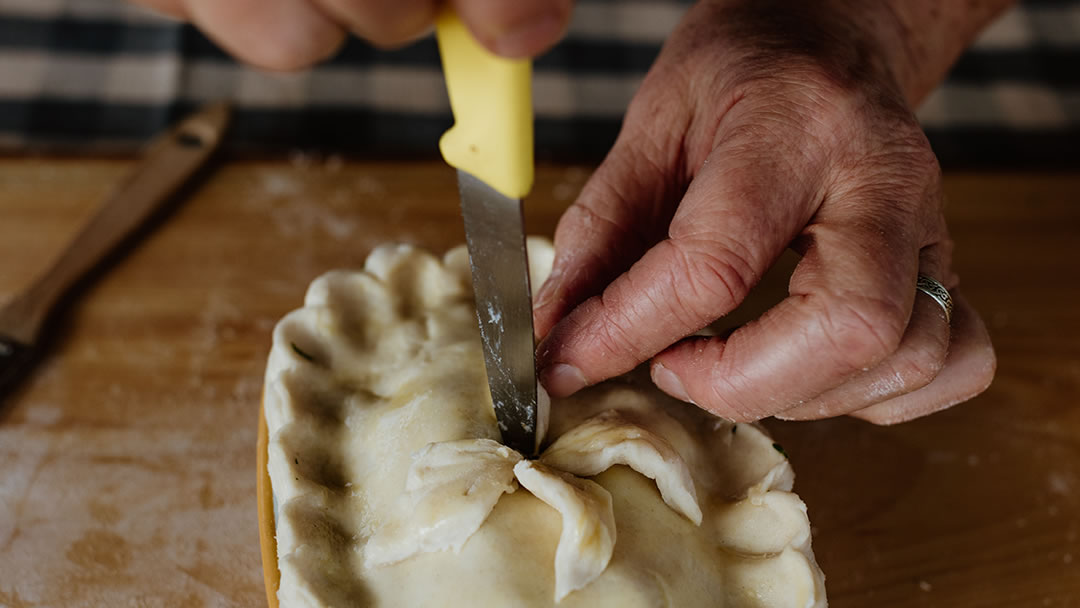 Decorating the Reestit Mutton Pie