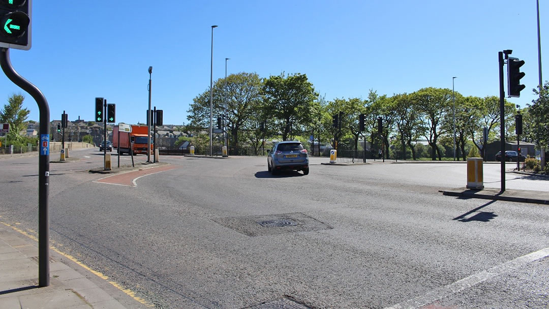 Aberdeen road, meeting the River Dee