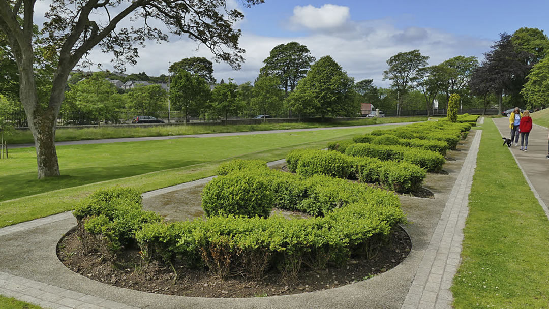 Duthie Park miniature topiary and dog walkers