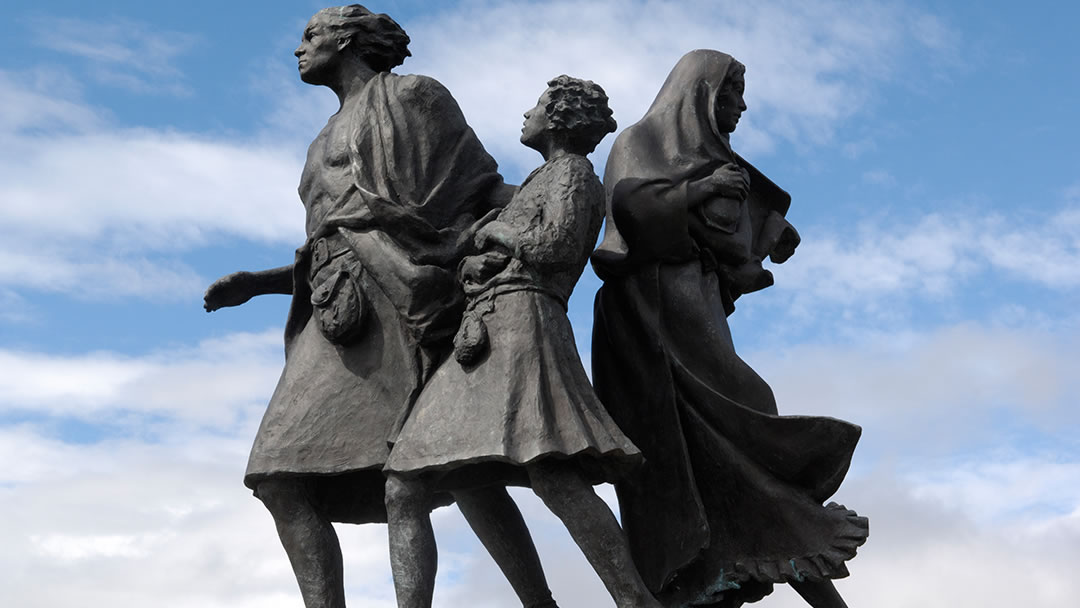 The Emigrants Statue in Helmsdale