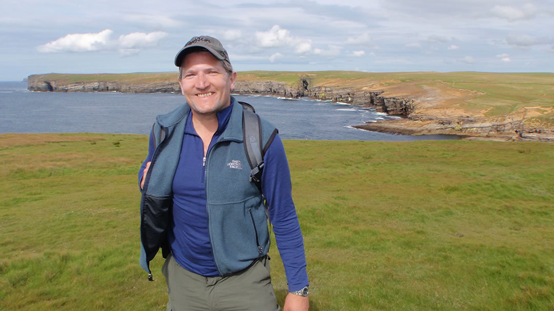 Robin hiking at Yesnaby in Orkney