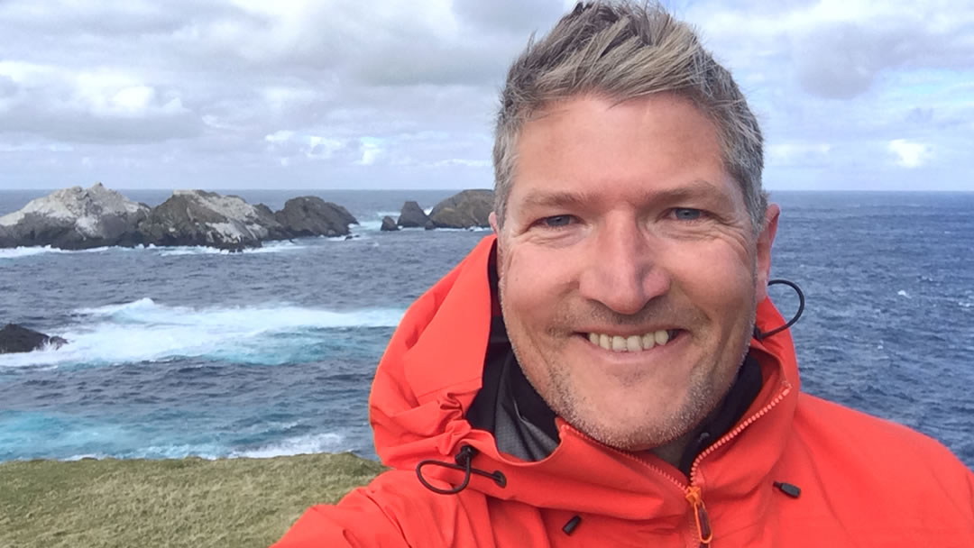 Robin hiking in the Hermaness National Nature Reserve in Shetland