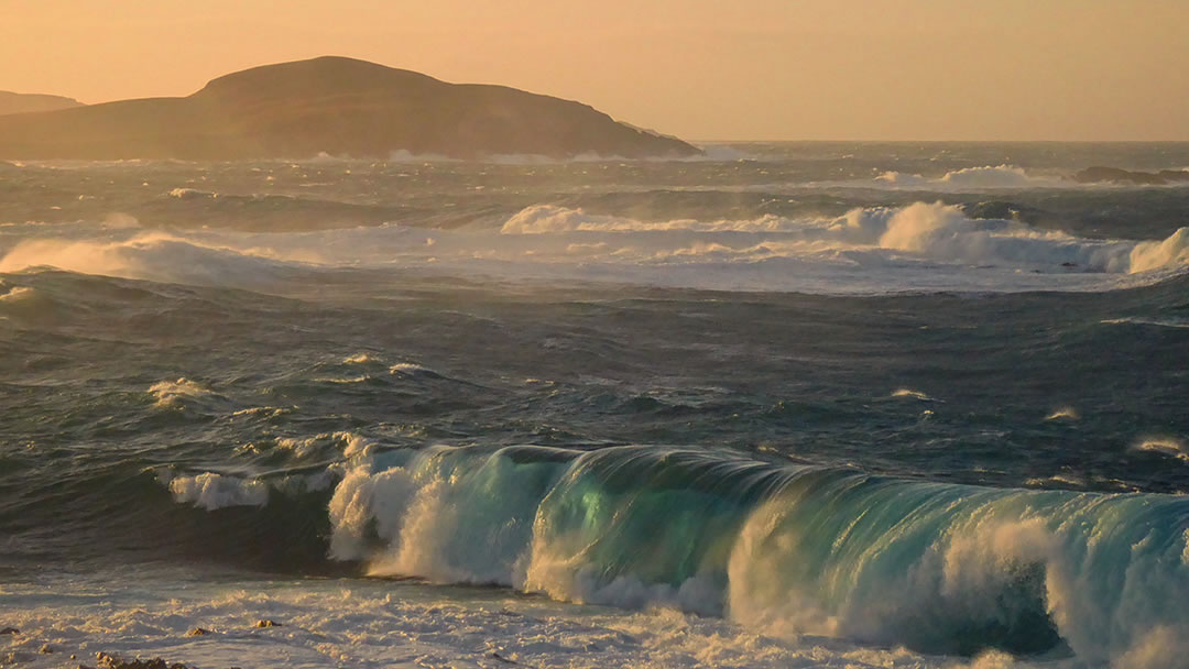 Autumn waves in Shetland