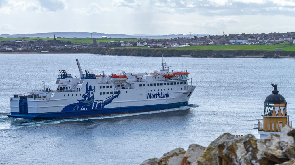 MV Hamnavoe arriving in Scrabster with Thurso in the background