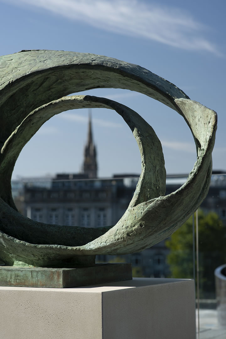 Aberdeen Art Gallery sculpture looking outwards
