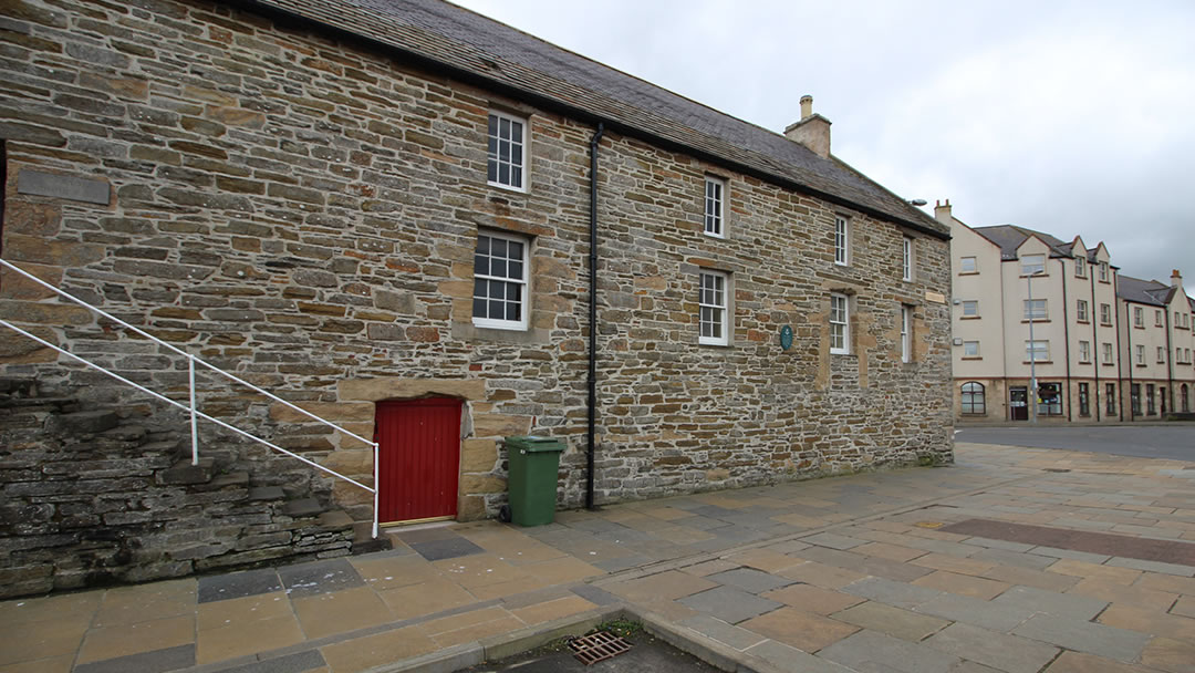 The Girnel and the modern buildings at Kiln Corner