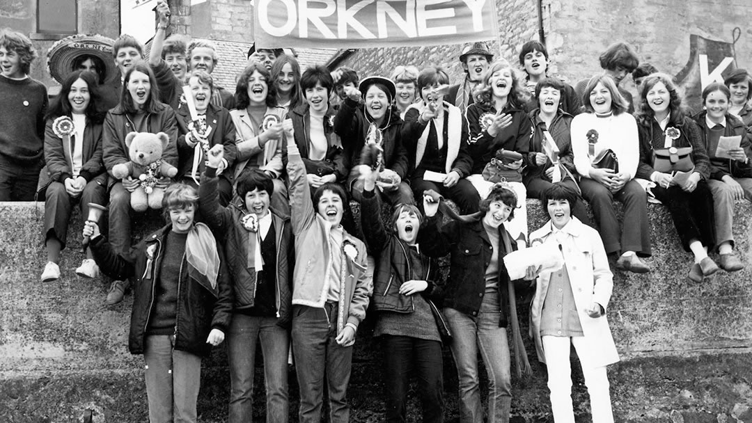 Orkney Junior Inter-county 1970. The crowd gather to cheer on the swimmers
