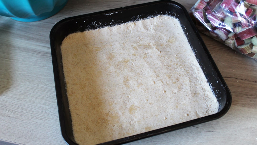 Rhubarb crumble bars base