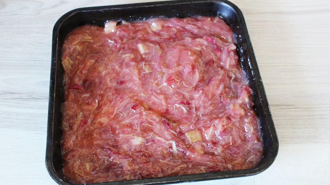 Rhubarb crumble bars rhubarb filling spread