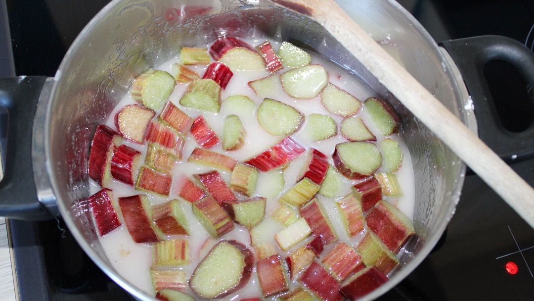 Rhubarb crumble bars rhubarb mix in pan